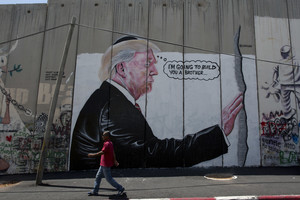 Du milžiniški piešiniai ant Vakarų Kranto sienos – Banksy darbas?