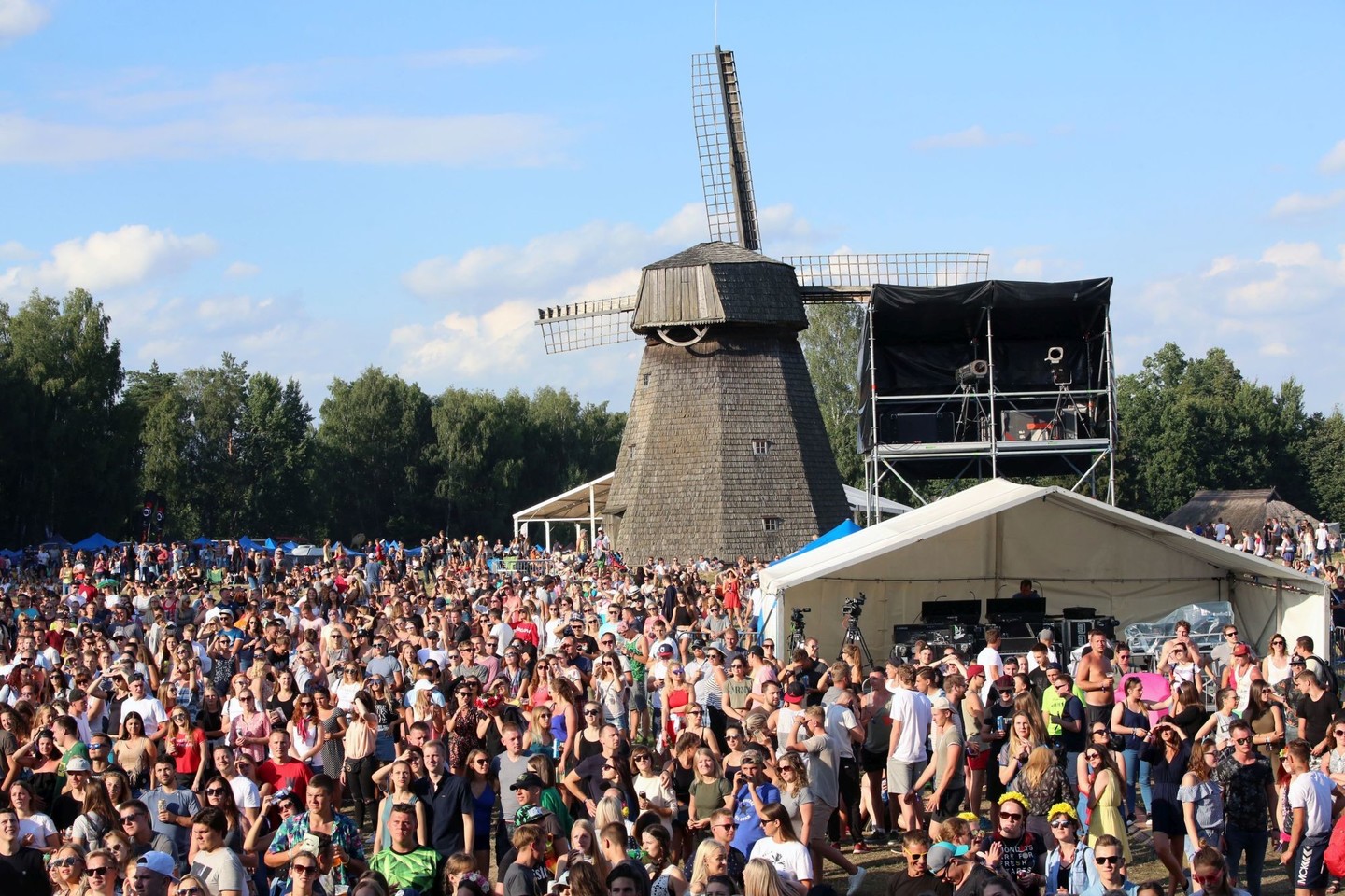 Festivalio teritorijoje linksminosi tūkstančiai gerbėjų.