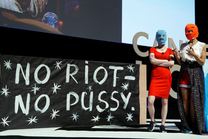 Rusijoje dvi grupės „Pussy Riot“ narės sulaikytos dėl protesto akcijos