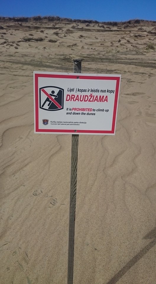 Poilsiautoją Kuršių Nerijoje nustebino vietos užrašai anglų kalba.<br> Skaitytojo nuotr.