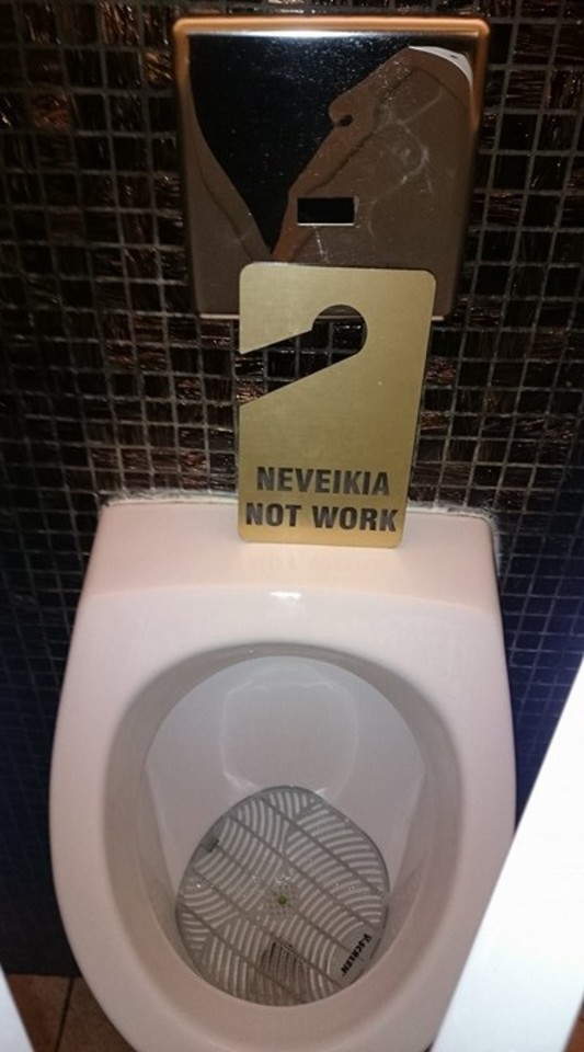 Poilsiautoją Kuršių Nerijoje nustebino vietos užrašai anglų kalba.<br> Skaitytojo nuotr.