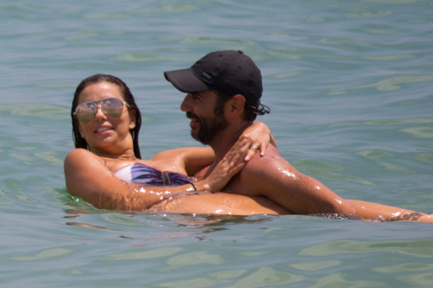  Trumpų atostogų aktorė Eva Longoria (42 m.) su vyru Jose Antonio Bastonu (49 m.) atvyko į Ispanijos Ibisos salą.<br>ViDA Press nuotr.