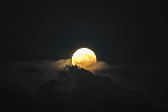 Jonas Vaiškūnas: pirmadieninis Mėnulio užtemimas energijų neaktyvizuos ir čakrų neatidarys