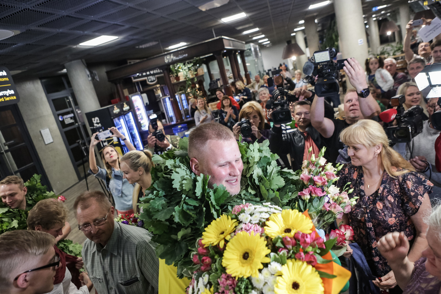 Pasaulio čempionas buvo gausiai pasitiktas oro uoste.<br> G.Bitvinsko nuotr.