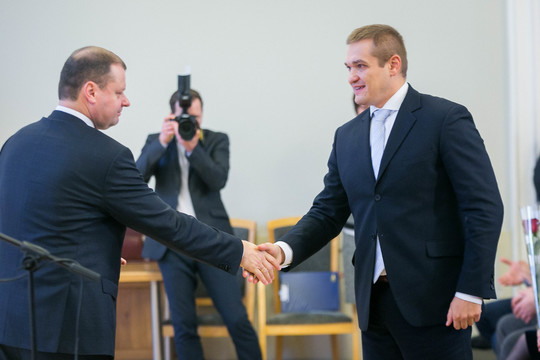 Ką tik uniformas nusivilkusiems politikams – pareigūnų dūriai