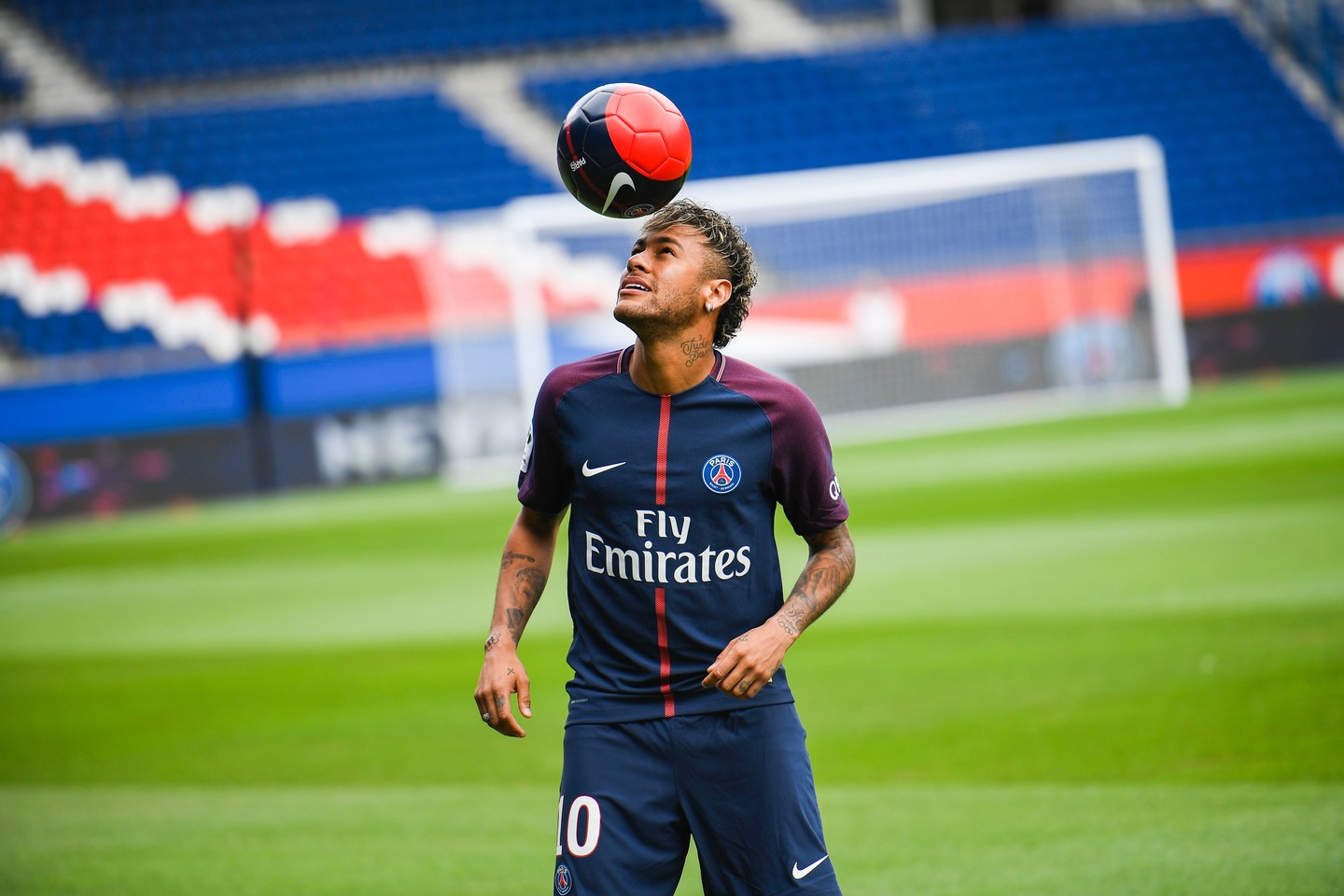 Neymaras jau matuojasi PSG marškinėlius<br> AFP/Scanpix nuotr.