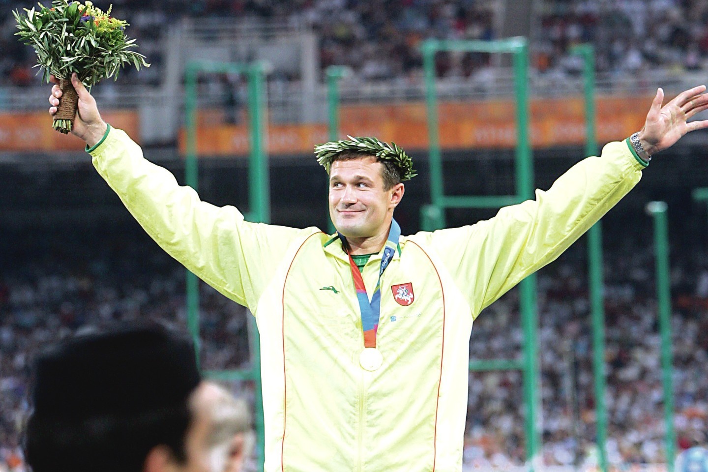 2004 m. Atėnuose aukso medaliu apdovanotas V.Alekna džiaugėsi tik kitą dieną po finalo.<br>„Reuters"/„Scanpix“ nuotr.