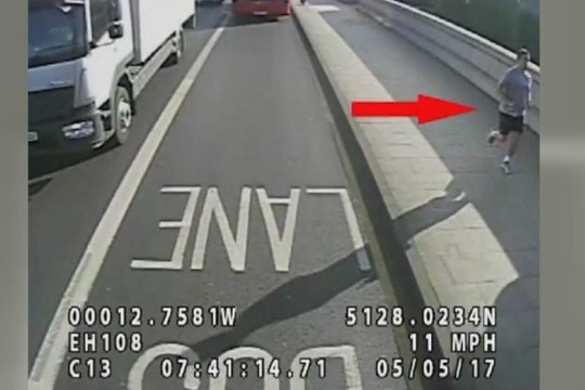 Stingdanti akimirka: bėgikas nustūmė moterį tiesiai po autobuso ratais 