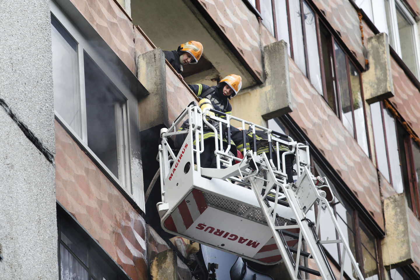 Jaunas vilnietis kartu su ugniagesiais gelbėjo nusižudyti bandžiusią 26 m. moterį.