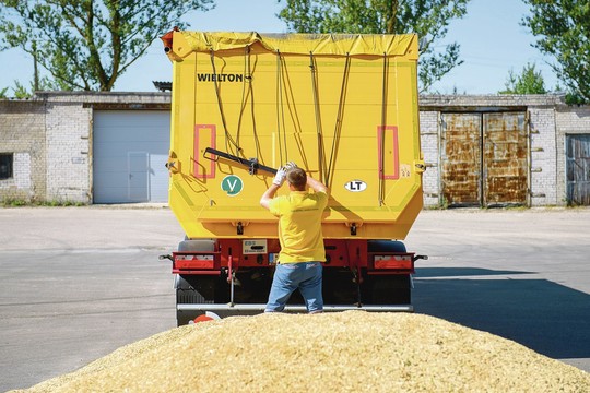 Grūdvežiuose – drėgni grūdai, ūkininkai nebedangsto nerimo 