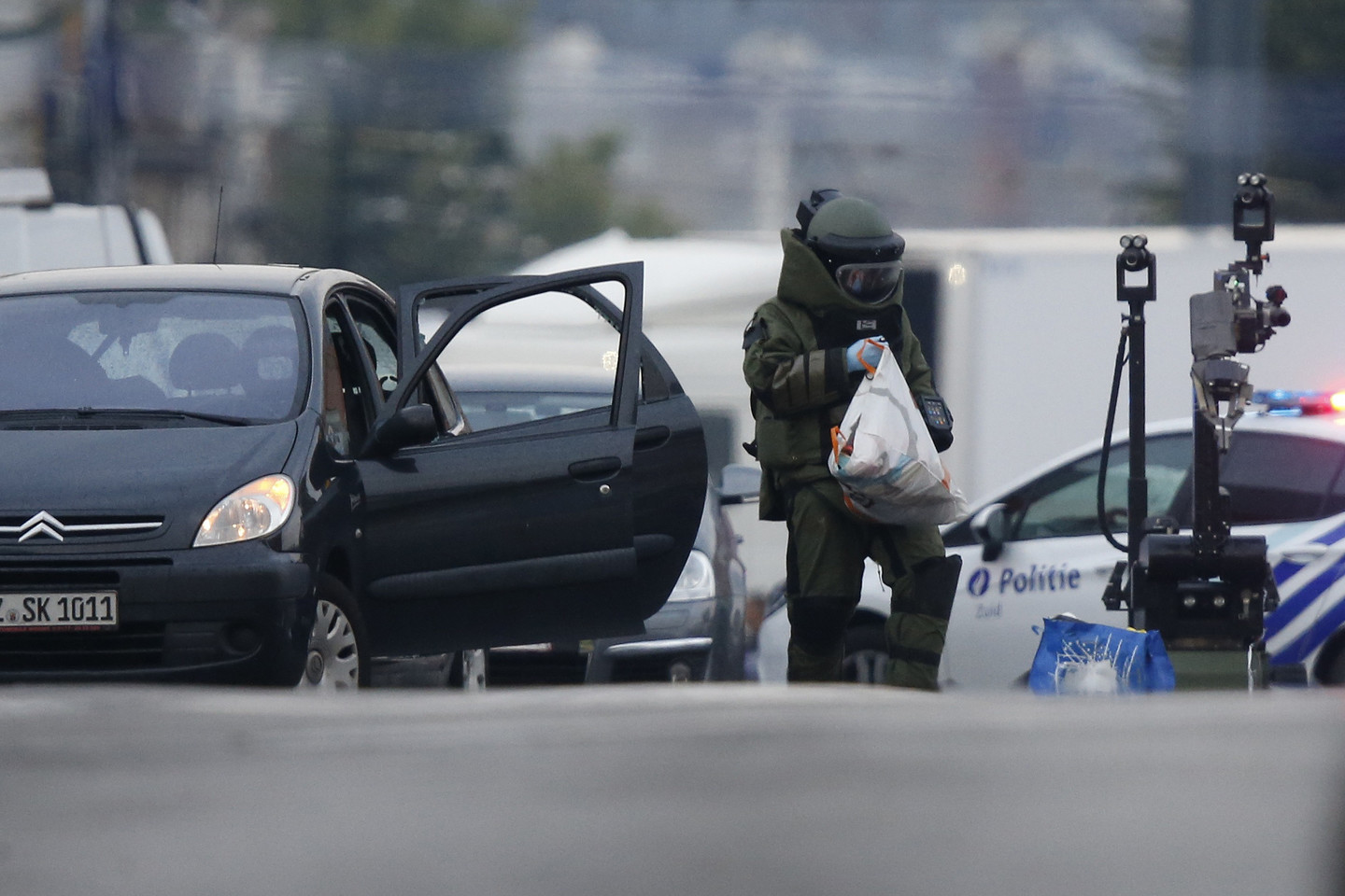  Maždaug 400 žmonių buvo izoliuoti šioje užkardoje Molenbeke, kol policija apžiūri minėtą automobilį.<br> Reuters/Scanpix nuotr.