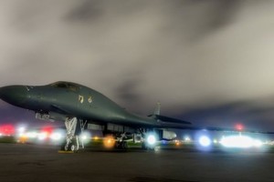 Šiaurės Korėjos atkirtis: grasina susprogdinti JAV karinę bazę