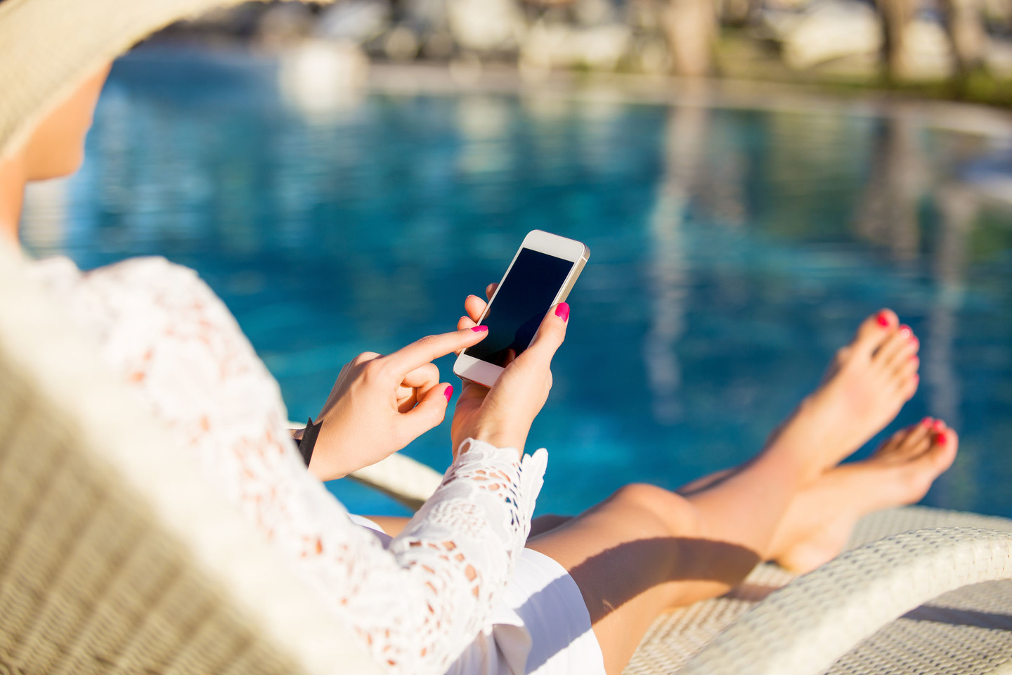 Net 80% šalies gyventojų savo atostogų neįsivaizduoja be interneto, rodo apklausos duomenys. 45% apklaustųjų atostogaujant turėti interneto ryšį yra labai svarbu, 37% – gana svarbu. Ir tik vienas respondentas atsakė, kad jam interneto ryšys atostogų metu nėra svarbus.