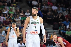 Rinktinė pasveikino Joną Valančiūną su sūnaus gimimu – įteikė vardinius marškinėlius  