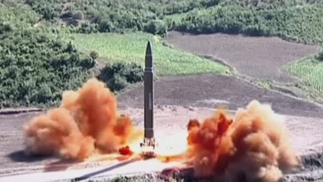 Šiaurės Korėja grasina smogti raketinį smūgį JAV karinei bazei Guame