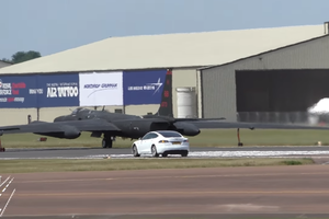 Vieno geriausių žvalgybinių lėktuvų mįslė: nustebsite, kodėl kylant jį seka „Tesla“