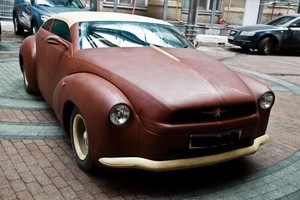 Ruso kūrinys stulbina pasaulį – oda aptraukto automobilio neįmanoma pažinti