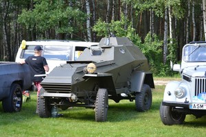 Išskirtinių automobilių šventėje – unikalus lietuviškas šarvuotis