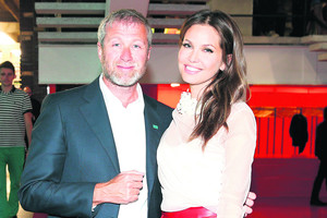 Su trimis gražuolėmis išsiskyręs milijardierius svajoja apie naują ramybės uostą