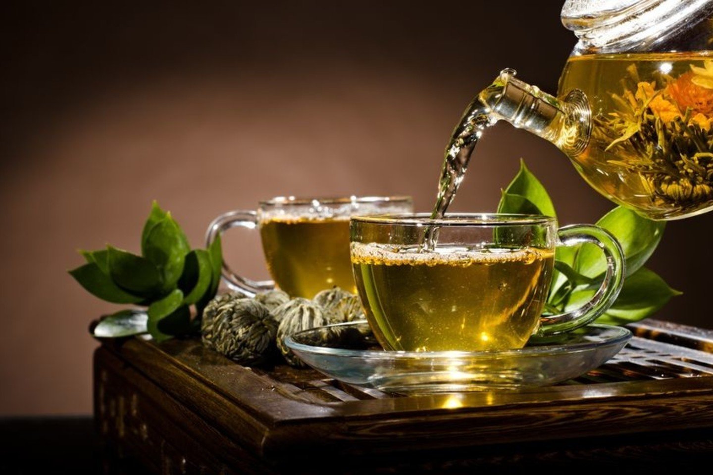  Žaliojoje arbatoje yra net 1–4 proc. kofeino, daugiau nei kavoje.<br> 123rf.com nuotr.