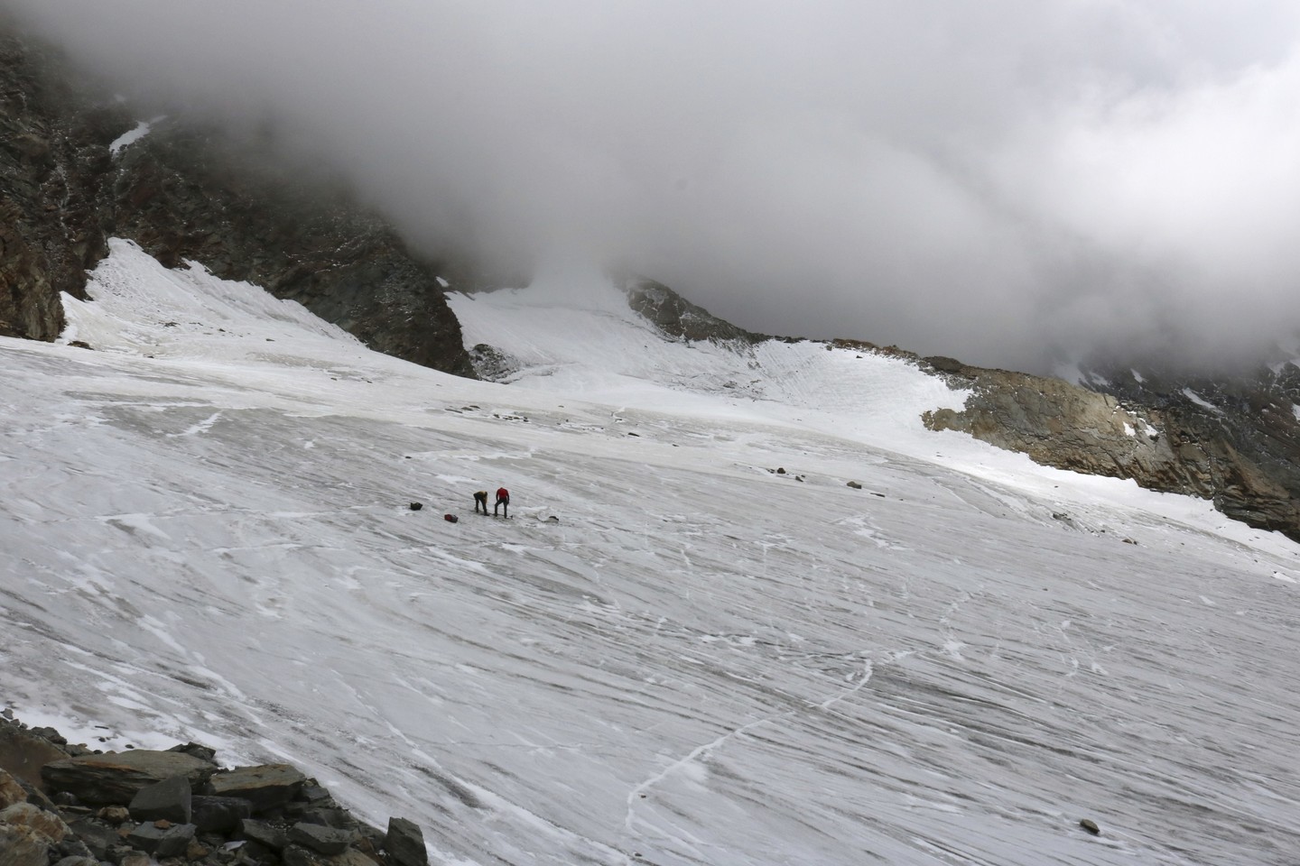 Gelbėtojai iš sraigtasparnio pastebėjo du sušalusius alpinistus 4250 metrų aukštyje.