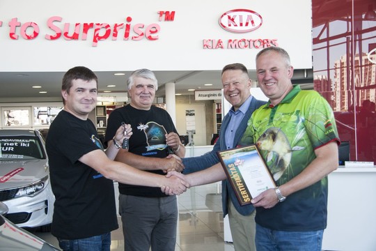 Vos vieną karpį pagavę kauniečiai laimėjo naują automobilį