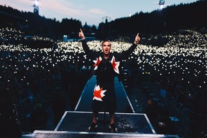 Robbie Williamsas pristatė dainos „Eyes On The Highway“ vaizdo klipą 