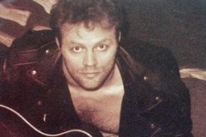 Nuotraukoje – garsus dainininkas. Ar atpažįstate, kas jis?