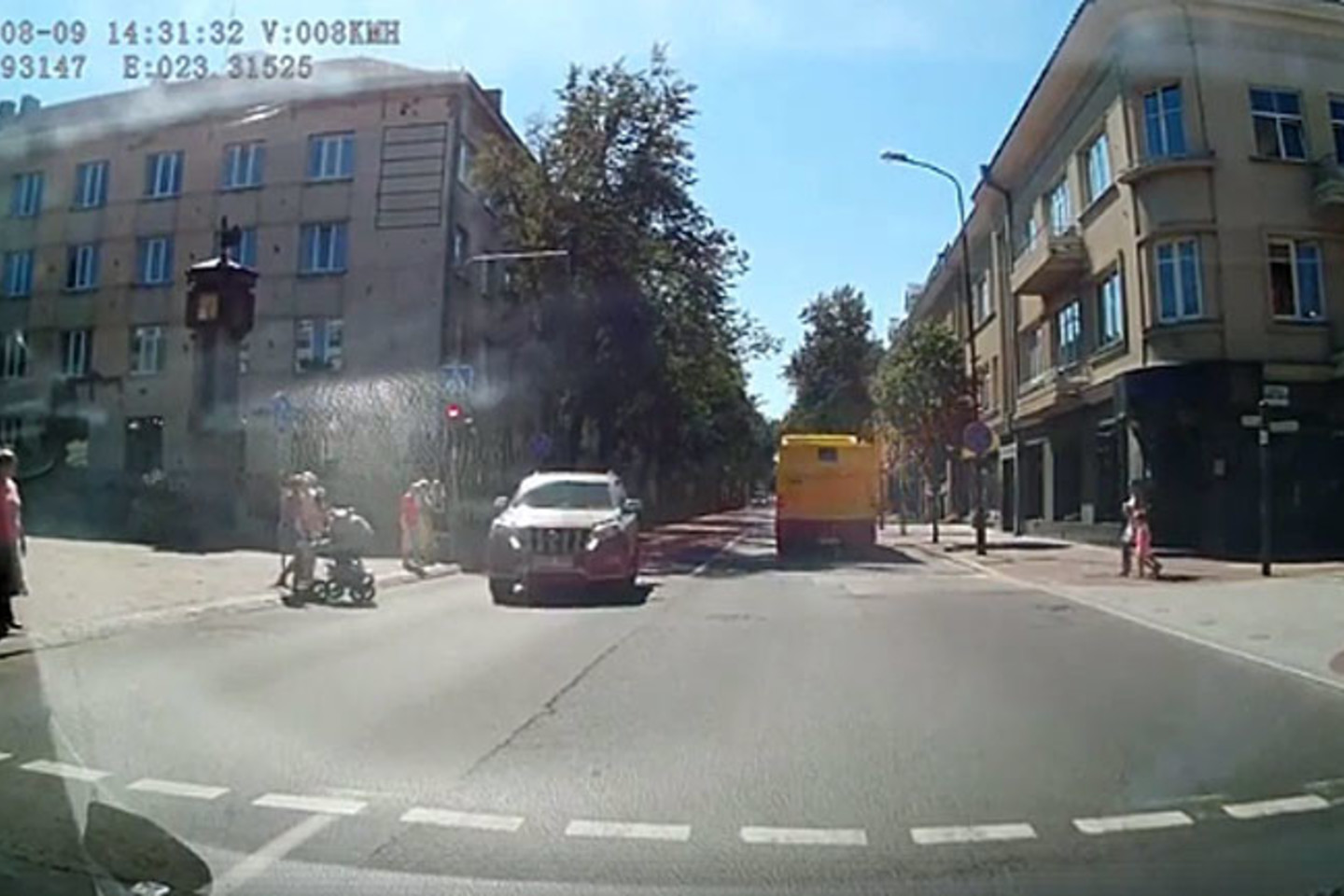 Perėjoje vos nesuvažinėjęs moterų su vežimėliu Pakruojo r. gyventojas neteks teisių.