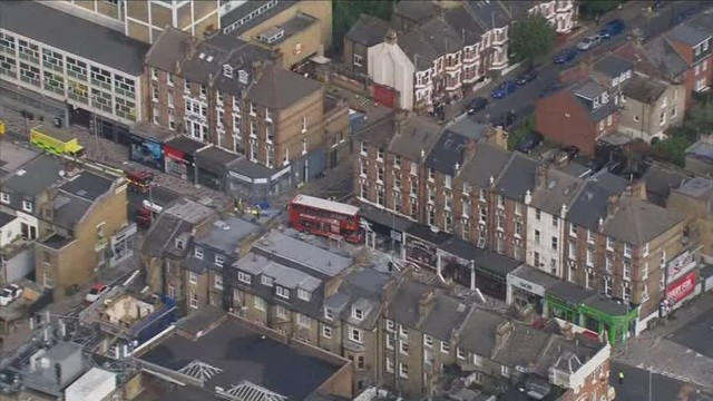 Londone dviaukštis autobusas įsirėžė į parduotuvę