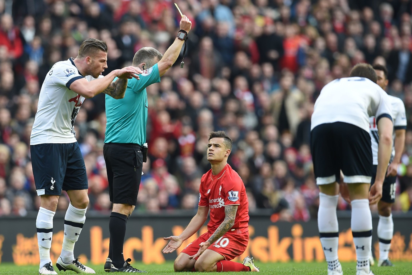 Futbolininkai už vaidybą gali būti nušalinti keletui rungtynių.<br> AFP/Scanpix nuotr.
