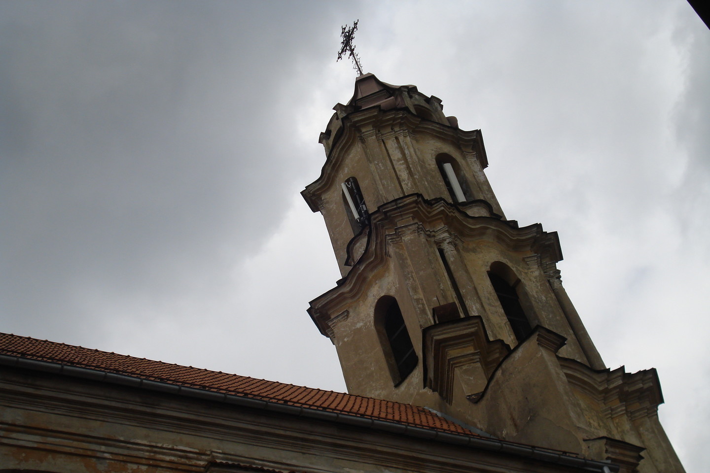 Apleista Šv. Mergelės Marijos Ramintojos bažnyčia stovi pačiame Vilniaus centre, Savičiaus gatvėje. <br> wikimedia.org nuotr.