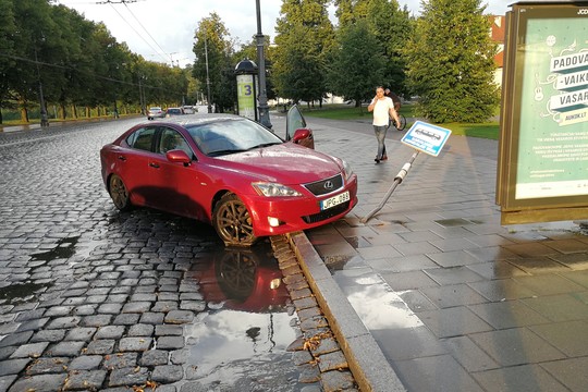 Automobilis Vilniaus centre atsitrenkė į autobusų stotelės stulpą