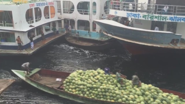 Užfiksuotas chaotiškas laivų eismas Bangladešo uoste vakariečiams nesuprantamas