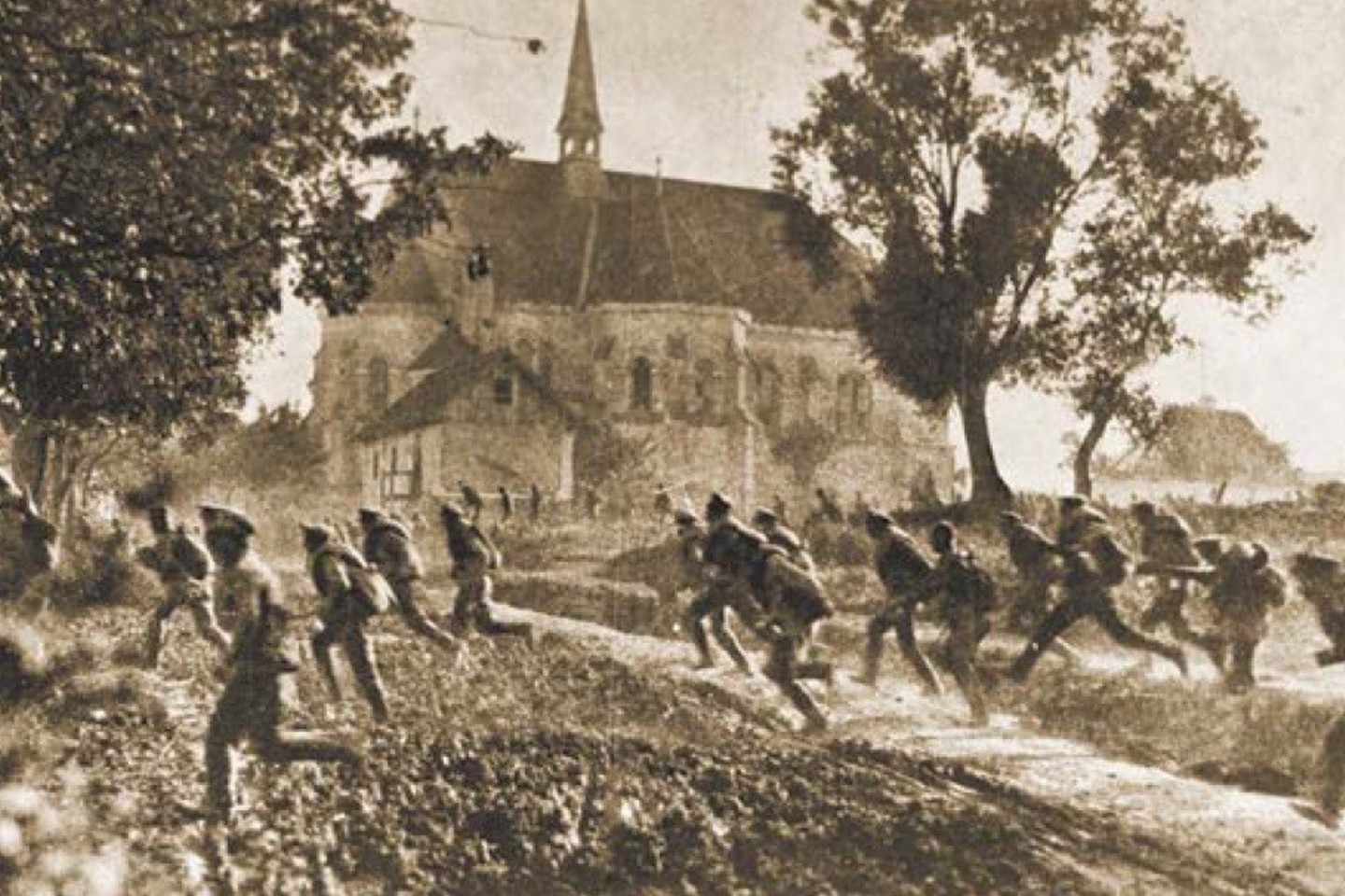 Rusų kariai, pametę šautuvus, bėga nuo vokiečių.<br>Leidėjų nuotr.