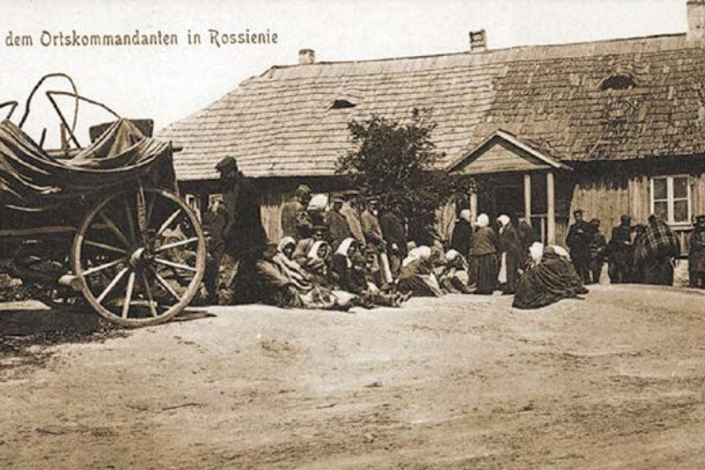 Prie Raseinių komendantūros susirinkę gyventojai. Pirmojo pasaulinio karo laikų vokiškas atvirukas.<br>Leidėjų nuotr.