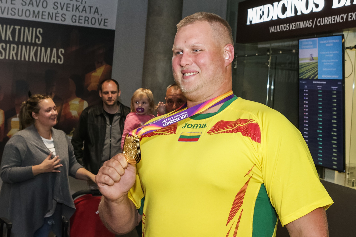  Į Lietuvą pasaulio čempionato auksą parvežęs A.Gudžius sulaukė gausaus palaikymo.<br> G.Bitvinsko nuotr.