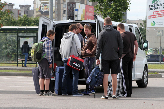 Šiuolaikinė vergystė: sektą primenantis emigrantų gyvenimas, netikros santuokos ir baimė