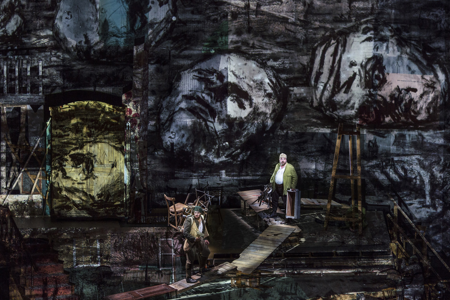 Žymaus Pietų Afrikos Respublikos dailininko W.Kentridge’o režisuotas operos spektaklis įtraukia kaip makabriška haliucinacija.<br>Zalcburgo festivalio nuotr.