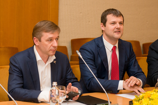 Valdančiosiose partijose kairė net nepaiso, ką daro ar mano dešinė