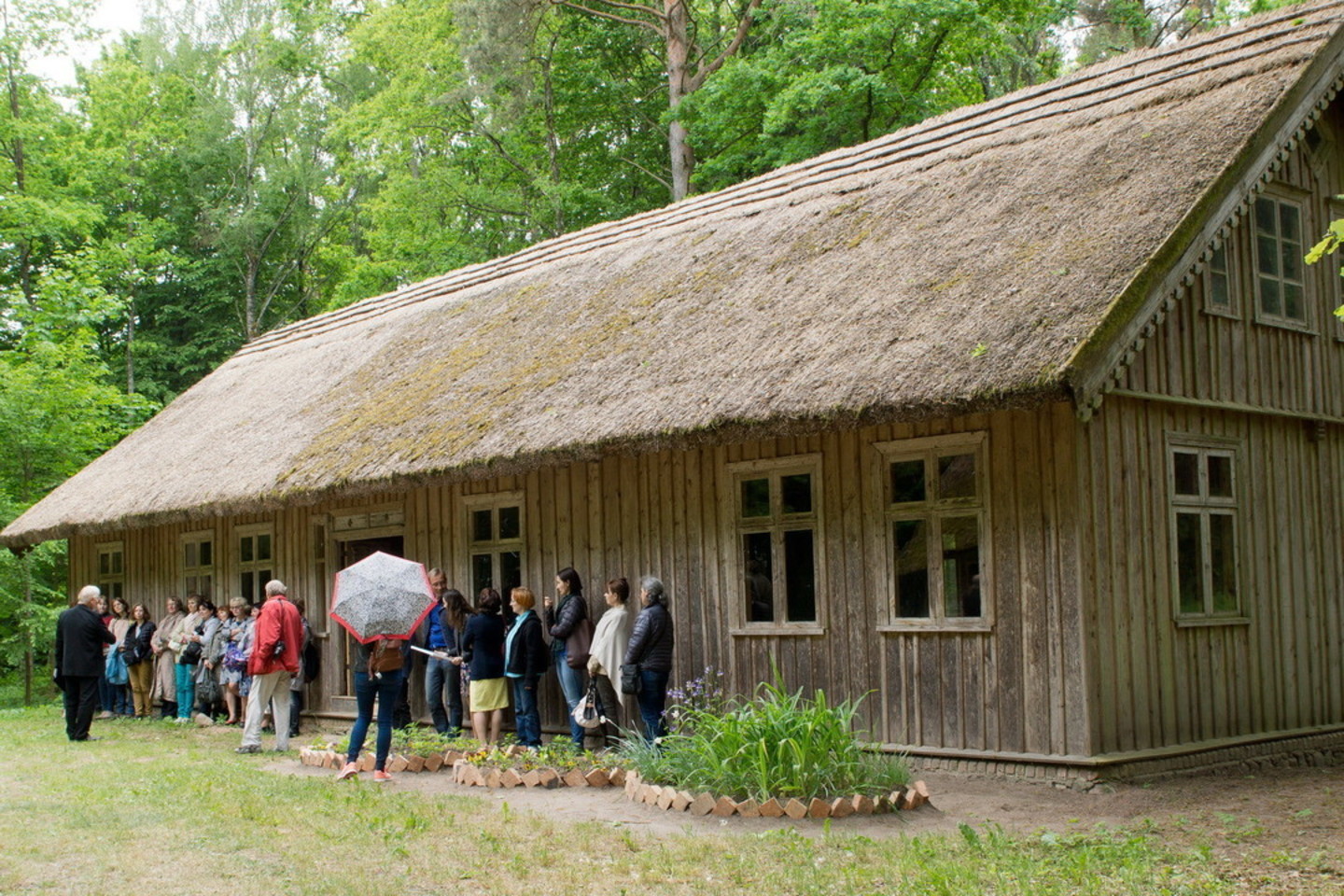 Praėjusį savaitgalį per muzikos festivalį „Grantos Live“ kol kas dėl nenustatytų priežasčių sudegė du Mažosios Lietuvos – Šilutės rajono Vabalų kaimo – pastatai. Jie į Rumšiškes atgabenti 1988 metais ir dėl pinigų stygiaus nebuvo tvarkomi – atnaujinti pradėti neseniai, spėta tik perdengti stogą.<br> M.Patašiaus nuotr.