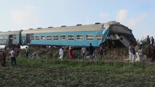 Išgyvenę traukinių avariją Egipte sunkiai atsigauna po patirto košmaro