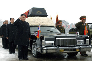 Kim Jong-unas bando įbauginti pasaulį, tačiau jo kultui gresia saulėlydis