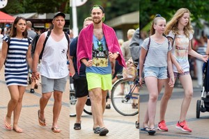 Palangos gatvės stilius: trumpi šortukai ir įdegę kūnai