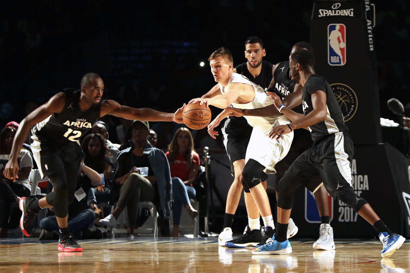 K.Porzingis (centre).