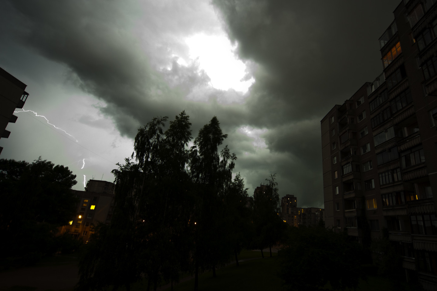 Vilniaus Žirmūnų mikrorajono gyventojai sekmadienį ryte girdėjo sprogimus danguje, manydami, kad tai galėjo būti meteoritas. Specialistai tikina, kad tai buvo perkūnija.<br>V.Ščiavinsko asociatyvi nuotr.
