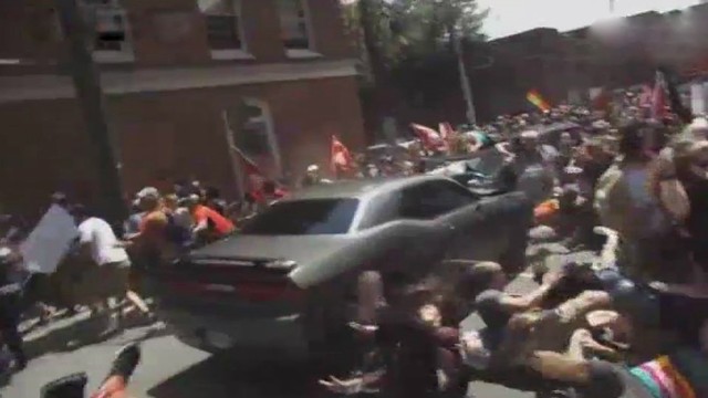 Protestuojančią žmonių minią Virdžinijoje traiškė automobilis