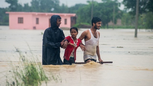 Musoninių liūčių sukelti potvyniai ir nuošliaužos siaubia Nepalą