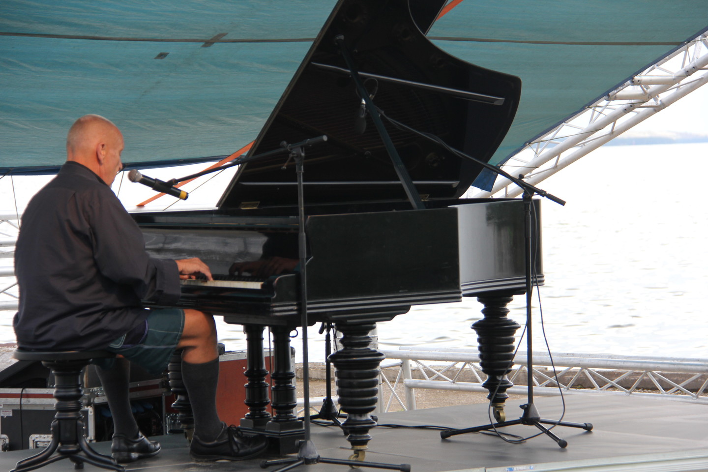 P.M.Hamelis skambino fortepijonu ir improvizavo balsu  ant Kuršių marių kranto Ventėje.  <br> Šilutės turizmo informacijos centro nuotr.
