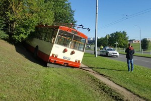 Vilniuje troleibusas su keleiviais nuskriejo nuo kelio ir įstrigo krūmuose